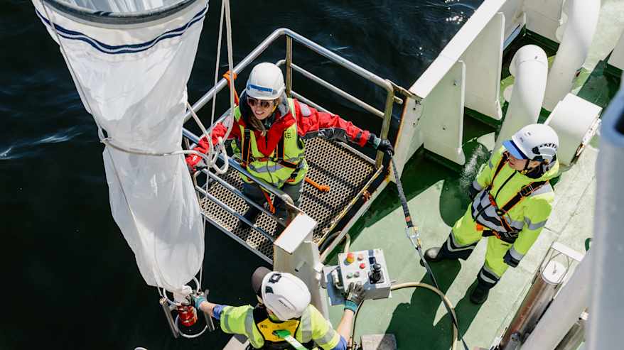 Kuvassa merentutkijat käyttävat planktonhaavia vesinäytteiden keräämiseen tutkimusaluksella.
