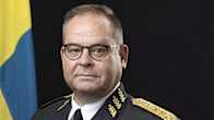Ruotsin puolustusvoimain esikuntapäällikkö, kenraaliluutnantti Michael Claesson mustaa taustaa ja Ruotsin lippua vasten kuvattuna.