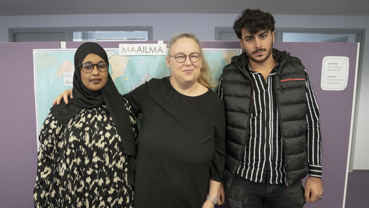 Finnish teacher of the year Satu Lahtonen (center) and students Mohamed Batraan Abdullahi and Osama Al-Sharif. Photo: Berislav Jurišić / Yle