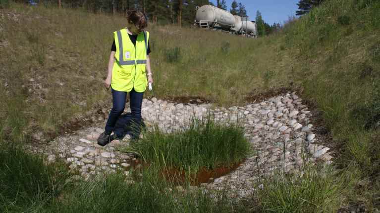 Ympäristöasiantuntija Suvi Nirkko Kaakkois-Suomen ely-keskuksesta kuutostien pohjavesialueella Utissa