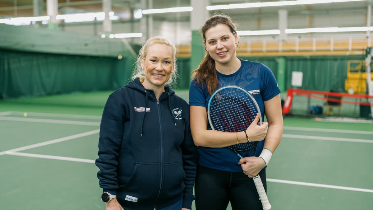 Suomen naisten tennismaajoukkueen kapteeni Emma Laine ja pelaaja Anastasia Kulikova Talin tenniskeskuksessa.