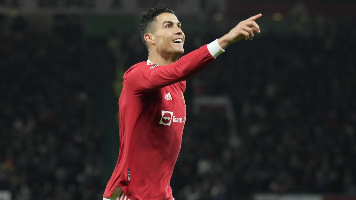 Cristiano Ronaldo tuulettaa 800. maaliaan.