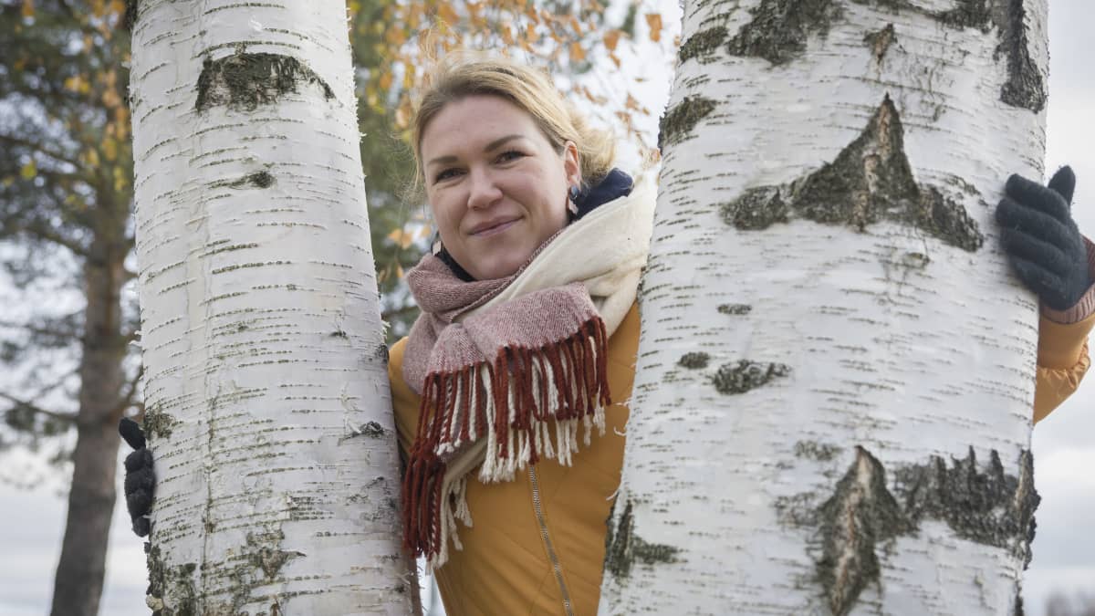 Palveluasiantuntija Saara Peiponen sanoo, että etätyö helpottaa arjen sujumista ja parantaa jaksamista. Kuva: Heikki Haapalainen / Yle