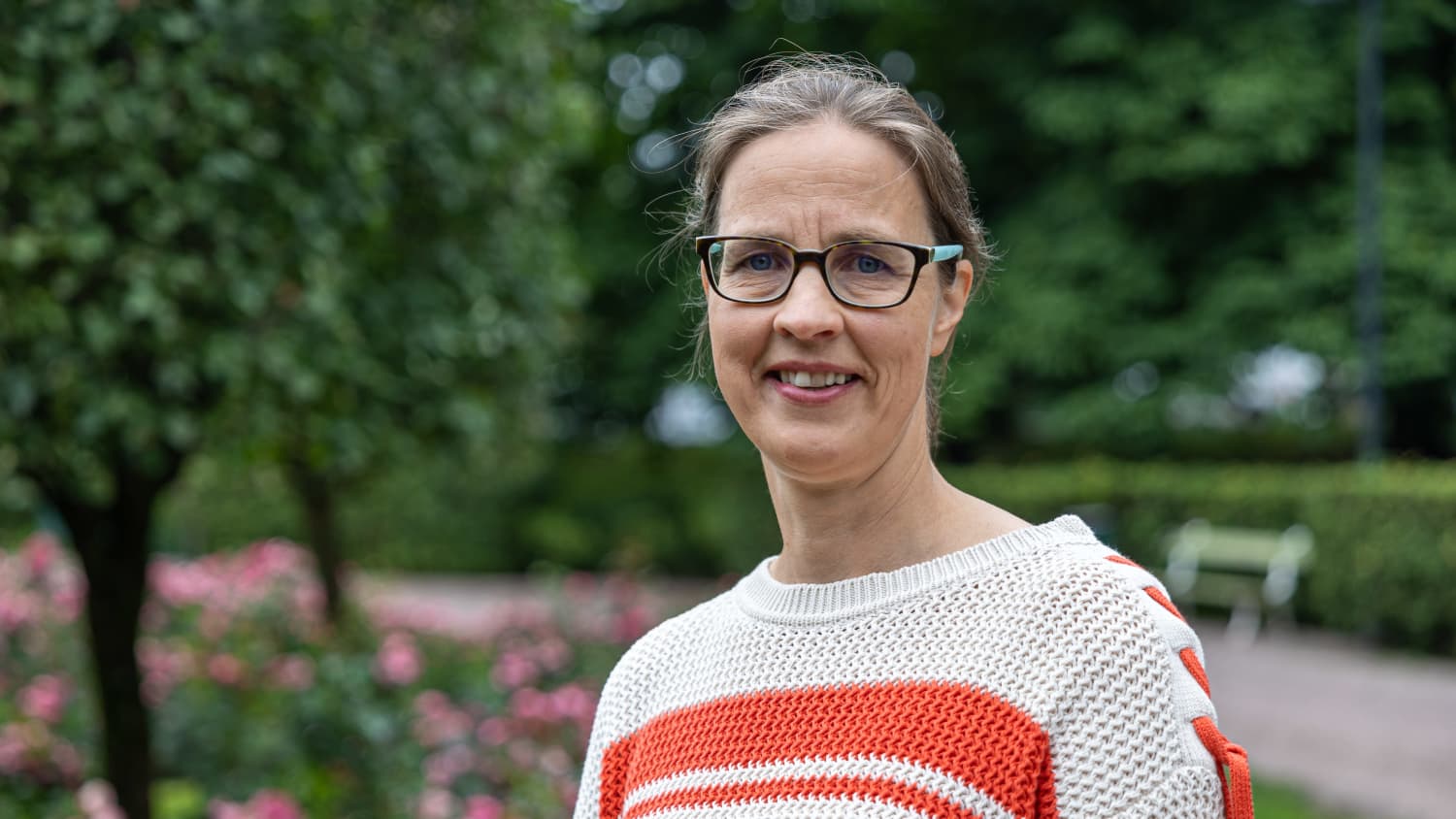 Suoma Saarni, kouluttajapsykoterapeutti ja HUS psykiatrian ylilääkäri. Topeliuksen puisto.