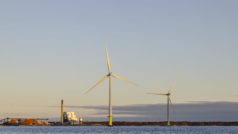 Tuulivoimaloita Porin sataman edustalla. 