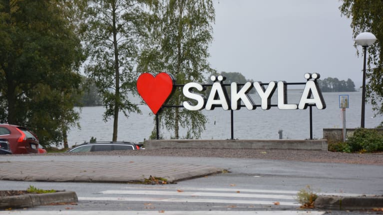 En reklamskylt som består av bokstäverna Säkylä och ett rött hjärta.