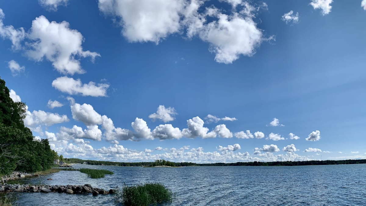 Kuvassa näkyy merimaisema ja kumpupilviä.
