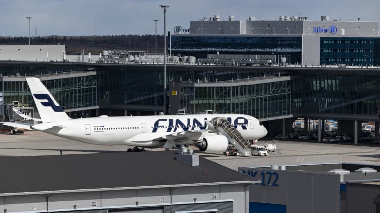 Finnairin lentokone lentoaseman edustalla.