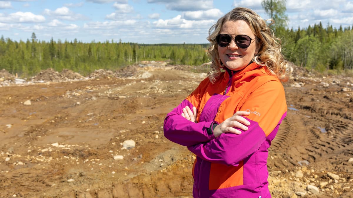 Kyyjärven kunnanjohtaja Tiina Pelkonen tutustuu tulevan tuulivoimapuiston työmaahan.