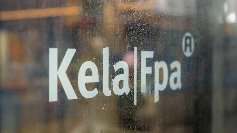 Kelan logo kuvattuna toimipisteen ovessa sen ollessa kiinni.