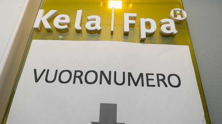 Kelan vuoronumerolaitteen kyltti toimipisteellä.