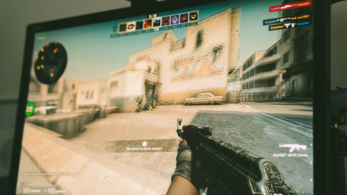 Pelinäytöllä kädet pitelevät rynnäkkökivääriä pelissä Counter Strike: Global Offensive.