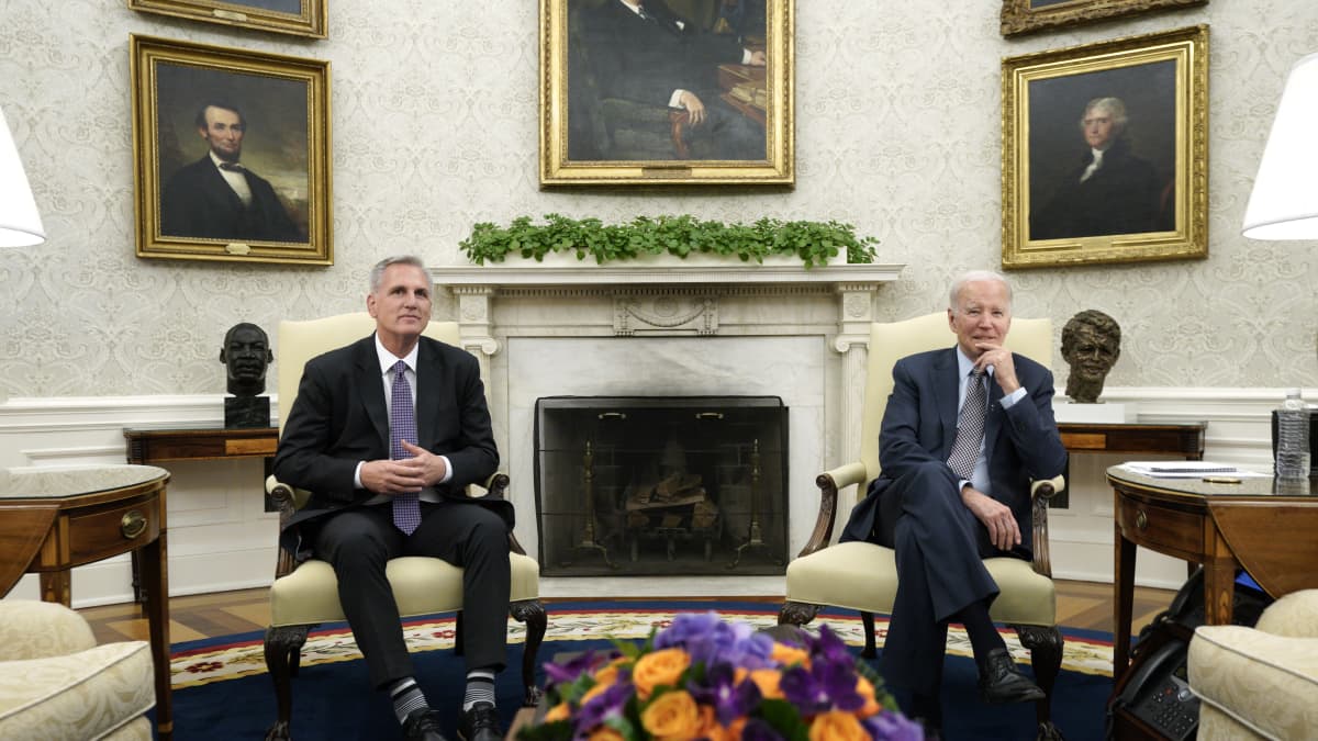Kevin McCarthy ja Joe Biden tapaamisessa.