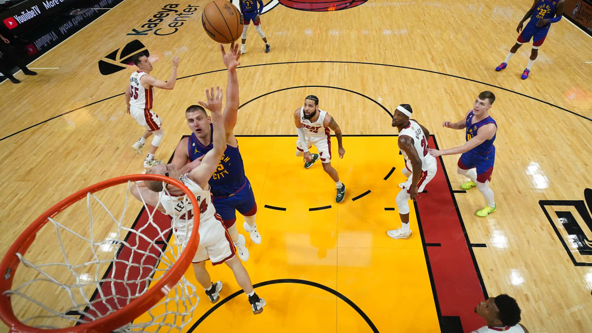 Jokic loisti korin alla. 