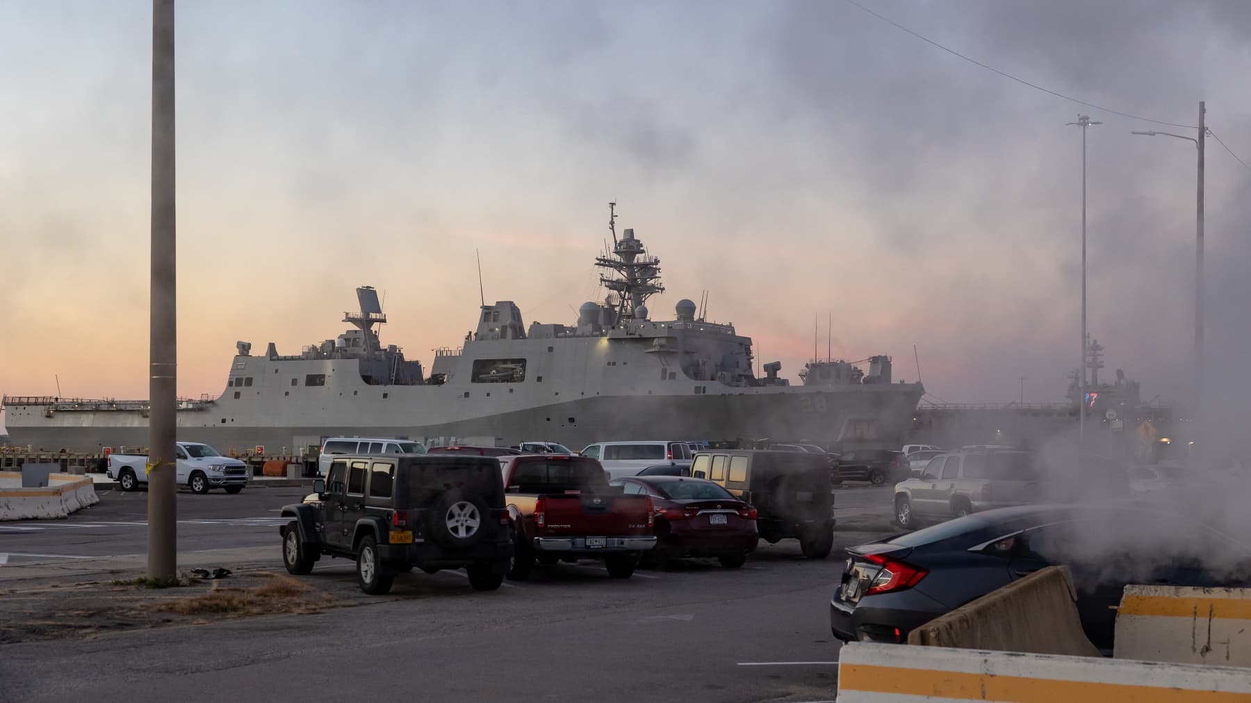 "Smoke in the air"in Norfolk Naval Base. Kuvituskuva Norfolkin laivastotukikohdasta.