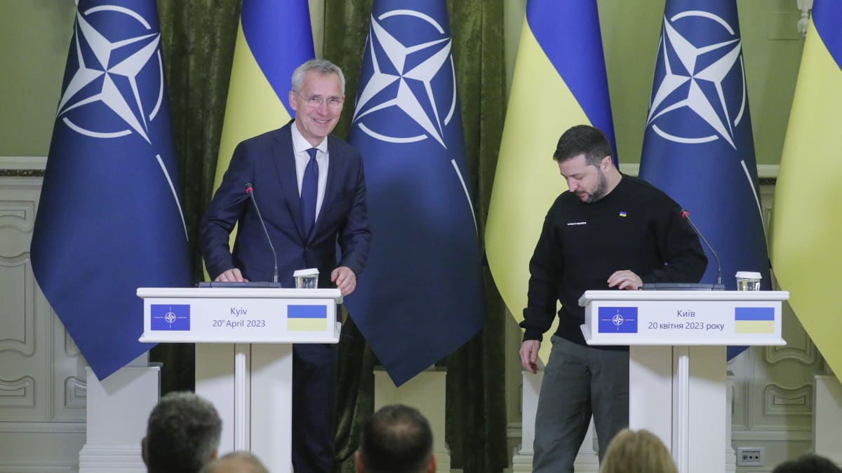Naton pääsihteeri Jens Stoltenberg ja Ukrainan presidentti Volodymyr Zelenskyi pitivät tiedotustilaisuuden Kiovassa.