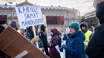 Mielenosoittajia Rautatientorilla.