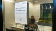 Ihminen asioimassa virastossa.
