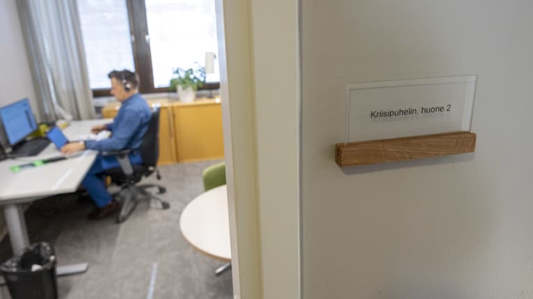Väkivallan uhri saa apua esimerkiksi MIELI kriisipuhelimesta. Numero on 09 2525 0111 (suomeksi), 09 2525 0112 (ruotsiksi), 09 2525 0114 (ukrainaksi), 09 2525 0115 (venäjäksi) ja 09 2525 0116 (englanniksi). Kuva: Mårten Lampén / Yle