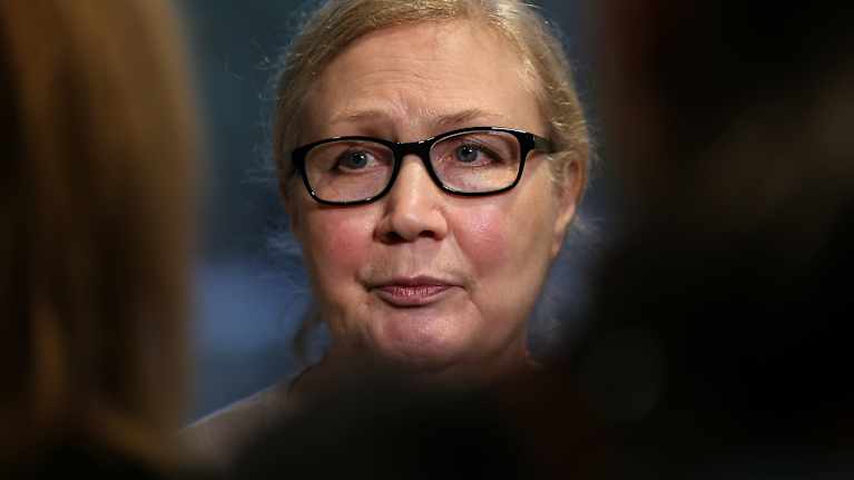 Anneli Auer vastaamassa toimittajien kysymyksiin Varsinais-Suomen käräjäoikeudessa.