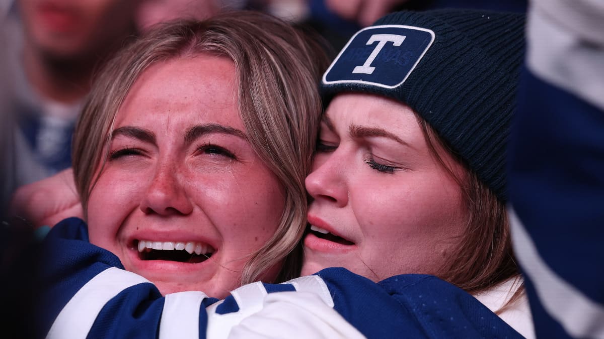 Toronton fanit kyynelehtivät, kun joukkue voitti NHL:ssä ensimmäisen pudotuspelisarjan sitten 2004.