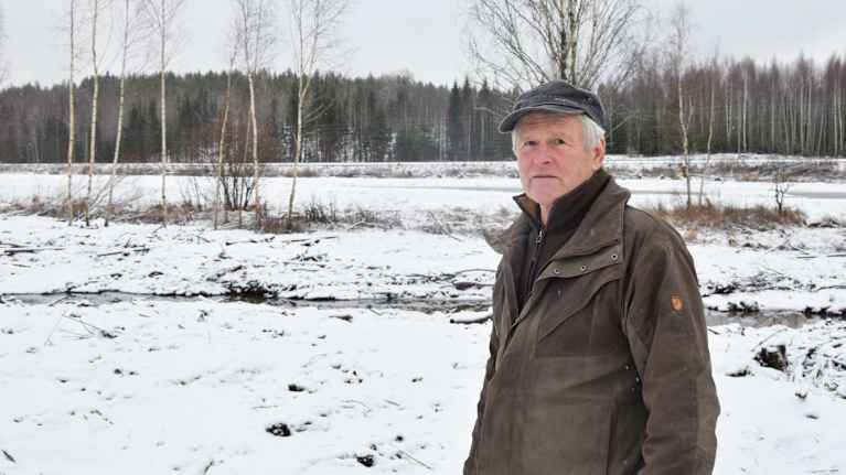 En man framför ett vinterlandskap