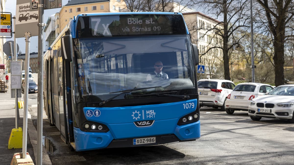 7x-linjan auto seisoo Karhupuiston päätepysäkillä.
