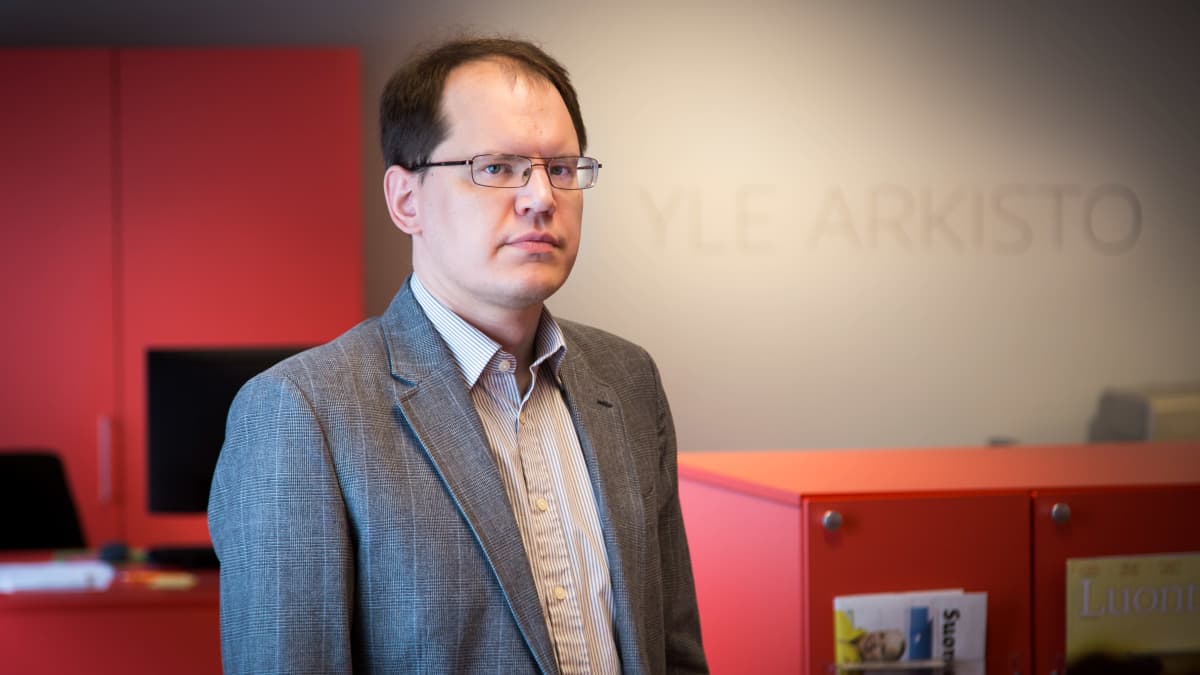 Riku Neuvonen Ylen kirjastossa.