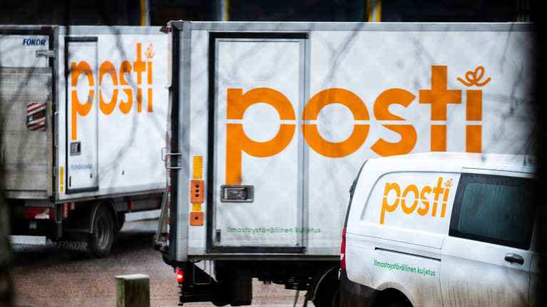 Postin kuljetusautoja Postintaipaleella Helsingin Ilmalassa.