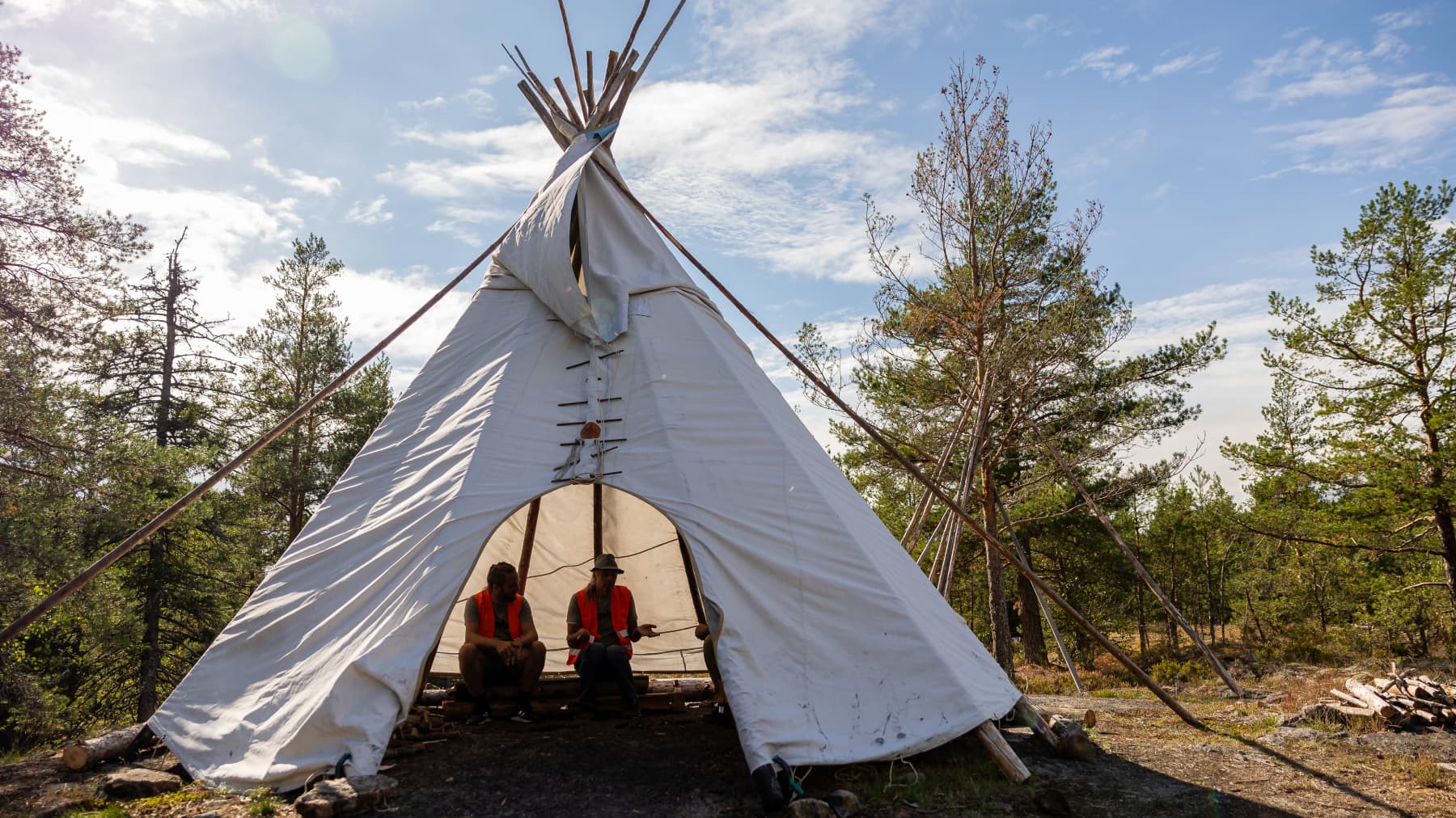 Johan Rikberg, Tempelberg-yhdistyksen puheenjohtaja ja Carl Borgen, hollantilainen kirjailija tiipiissä Lemminkäisen temppelin laella.