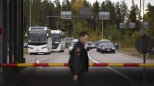 Venäläiset autot odottavat pääsyä Suomeen Venäjän ja Suomen välisellä rajalla.