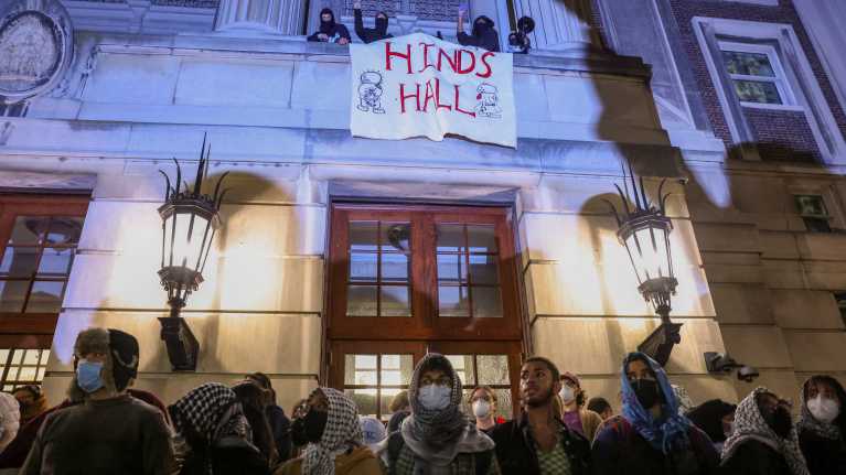 Columbian yliopiston valtaajat ovat laittaneet Hinds Hall -banderollin yliopiston parvekkeelle.
