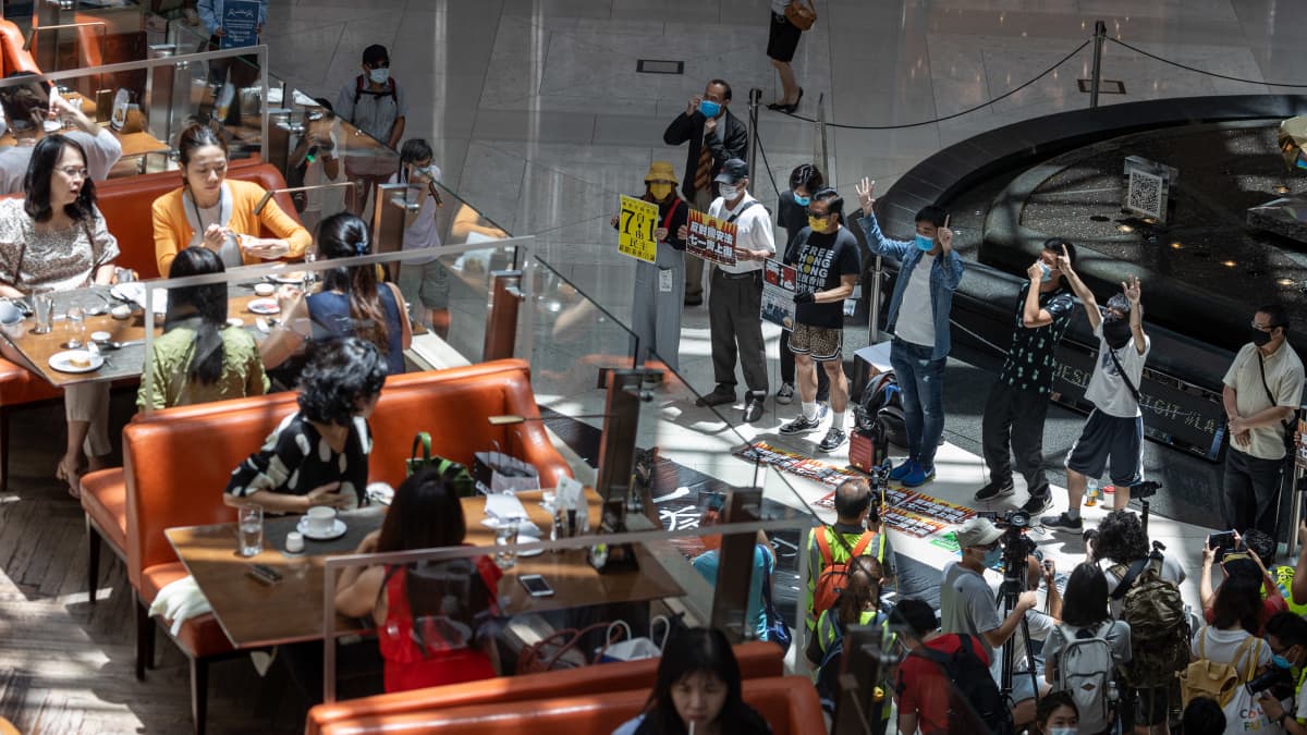 Demokratiamielenosoittajat järjestivät lounasmielenosoituksen ostoskeskuksessa Hongkongissa 30. kesäkuuta 2020