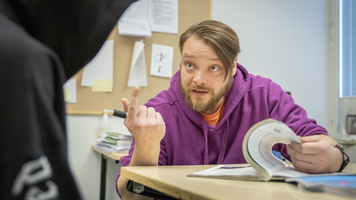 Erityisopettaja Mika Aromaa puhuu oppilaalle.