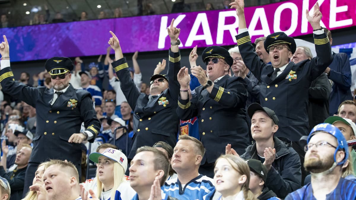 Lentäjäpukuiset kannattajat jääkiekon MM-kisoissa 2023.