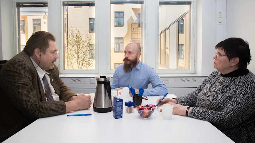 Sami Koivisto ja sovittelijat keskustelevat pöydän ääressä Helsingin sovittelutoiminnan tiloissa.
