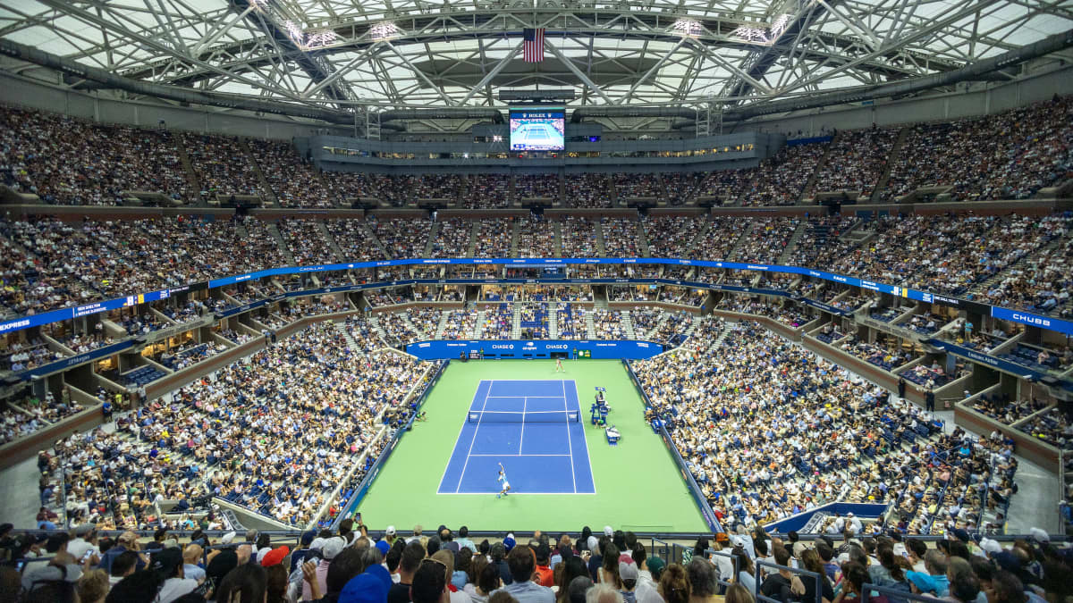 New Yorkissa sijaitseva US Openin pääkenttä Arthur Ashe on maailman suurin tennisstadion. Sen kapasiteetti on lähes 24 000 katsojaa.