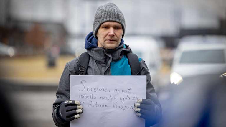 Suomenvenäläisten mielenosoitus Kansalaistorilla.