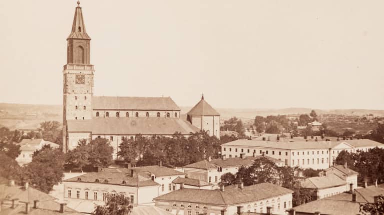 Turun tuomiokirkko ja sen ympäristöä Vartiovuorelta kuvattuna vuonna 1876.