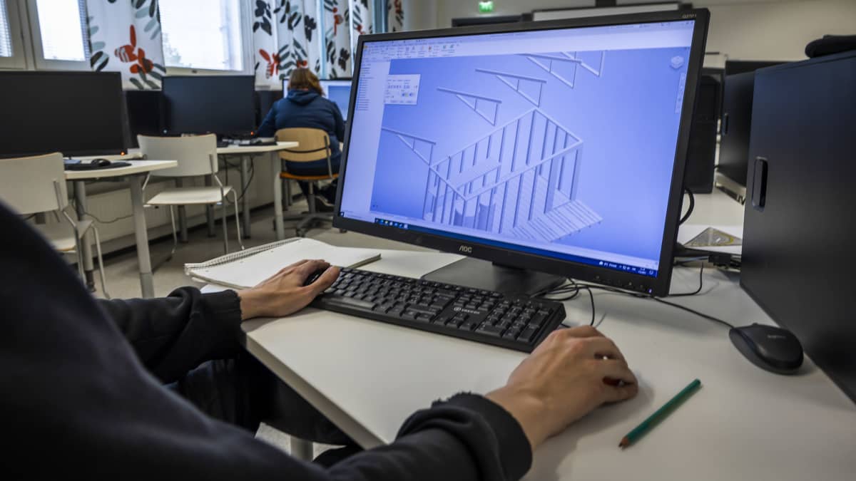 Opiskelija suunnittelee rakennusta tietokoneella
