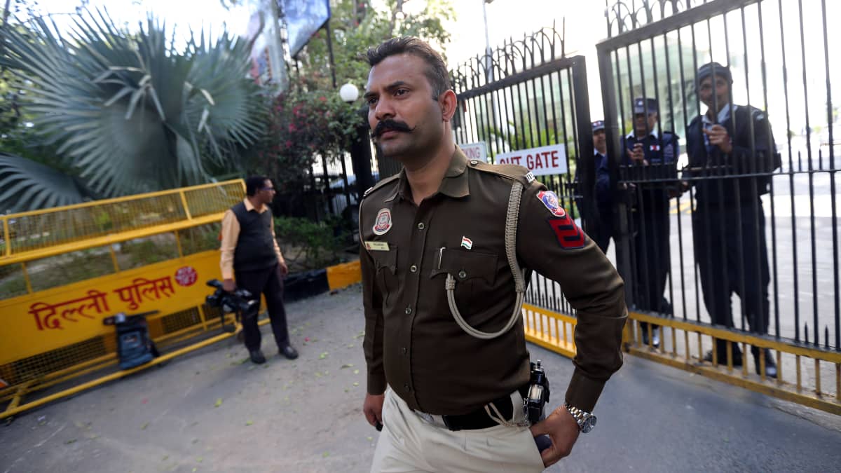 Intialaispoliisi seisoi BBC:n toimiston edustalla New Delhissä keskiviikkona 15. helmikuuta.