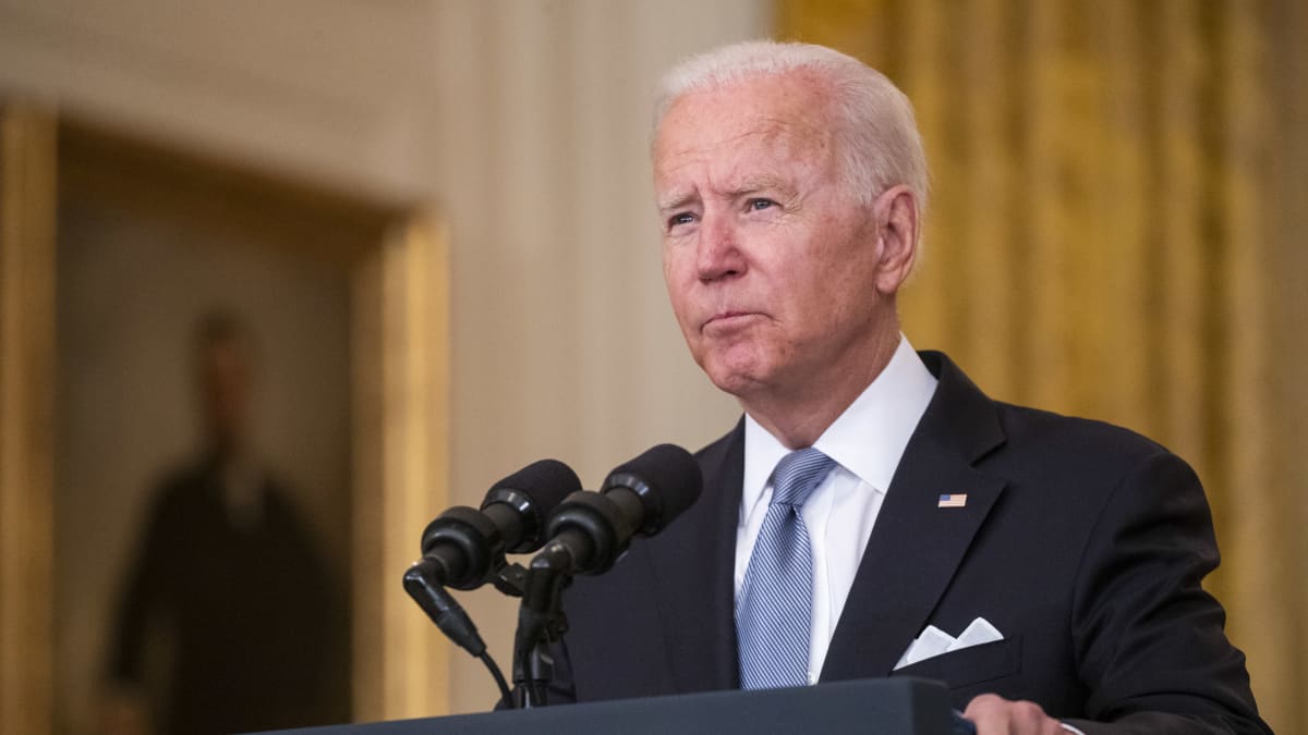 Joe Biden puhumassa puhujanpöntössä.