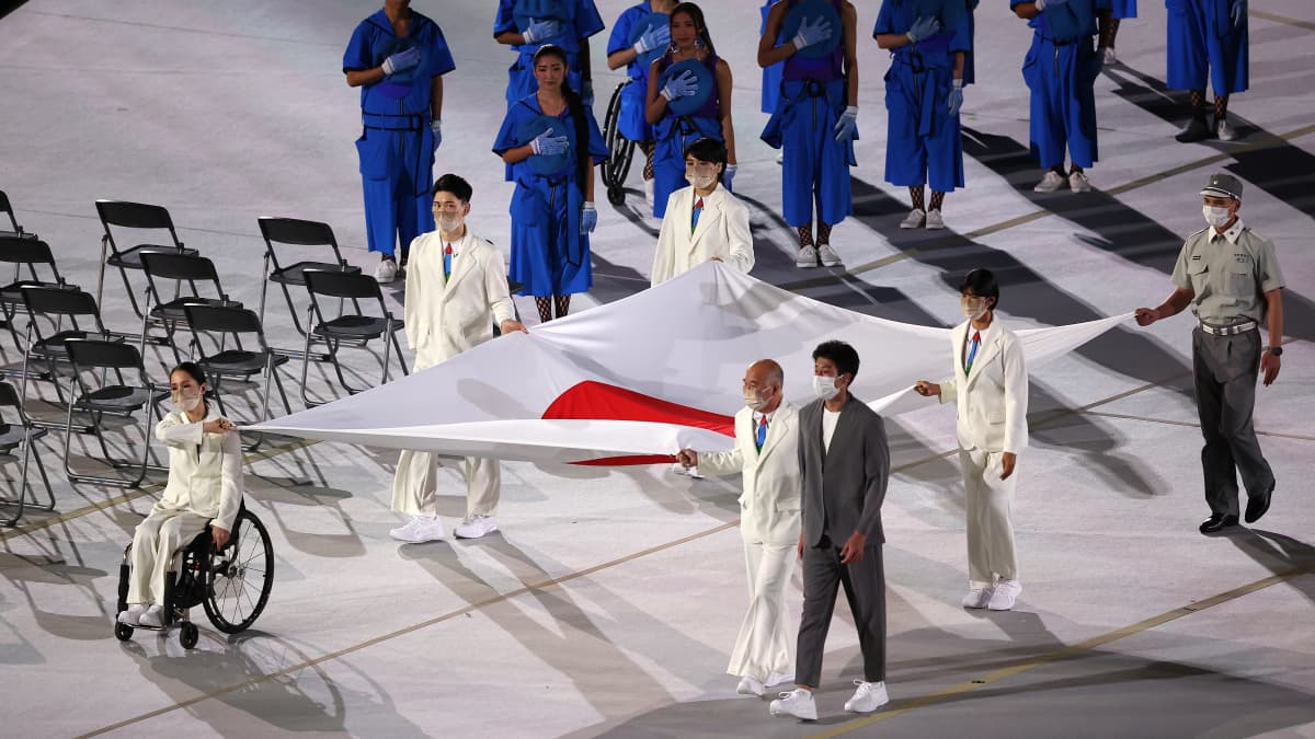 Japanin lippua kannetaan Tokion olympiastadionilla.