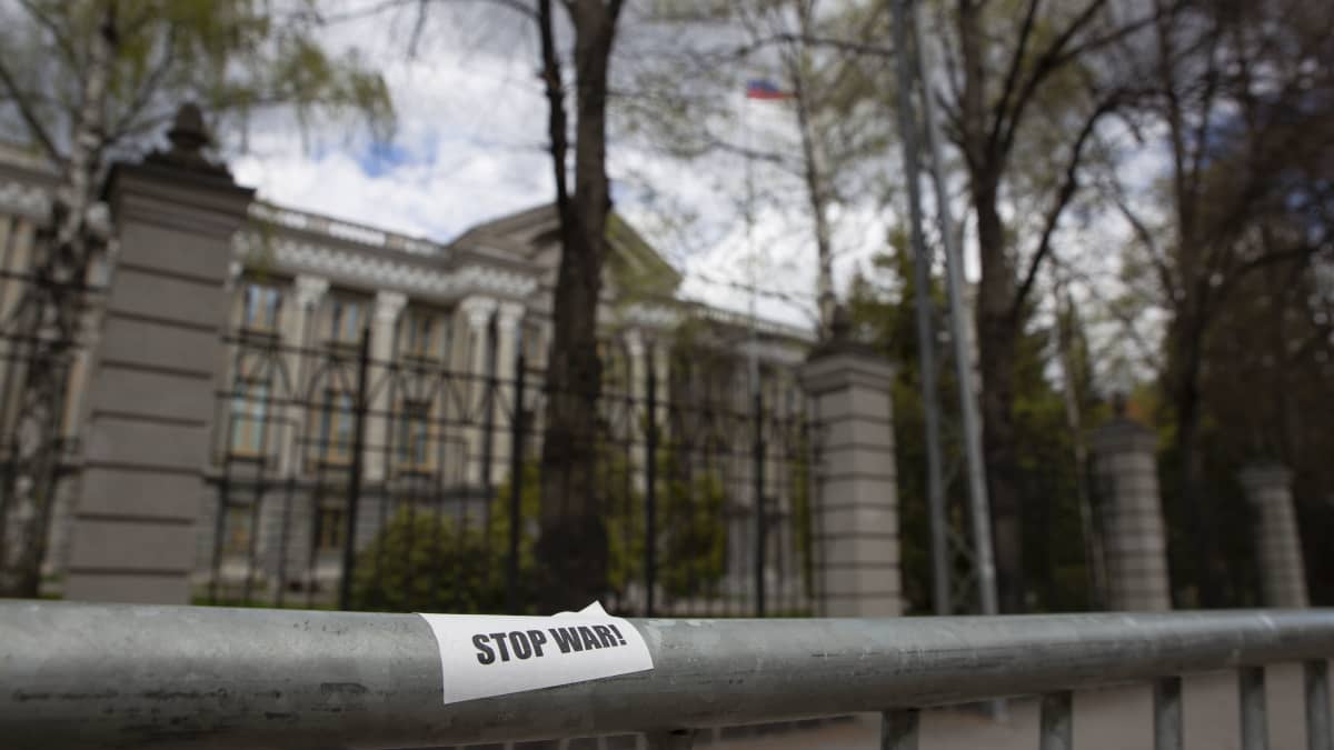 Venäjän suurlähetystön edessä olevassa aidassa tarra, jossa lukee Stop War! 