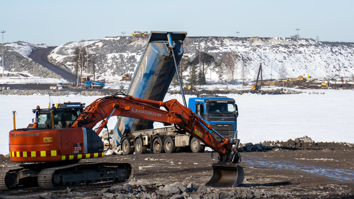 Maanajoa Näsijärveen tulevan Näsijärven saaren ja siltatyömaan alueella.