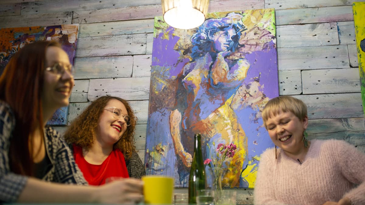 Jemina Viitala, Mertta Hätinen ja Laura Liimatainen keskustelevat lapsettomuudesta kahvilassa