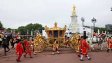 Kultaiset hevosvaunut, joiden ikkunassa on vanha kuva kuningatar Elisabetista.