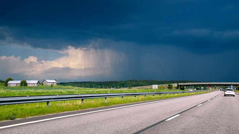 Mörka moln över en motorväg.