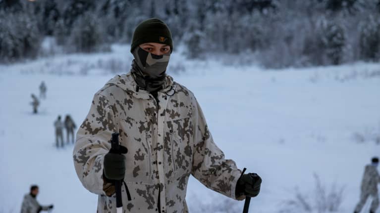 Ylikersantti Tomi Piirto Sodankylän Jääkäriprikaatin järjestämällä talvisodankäynnin kurssilla 2024.