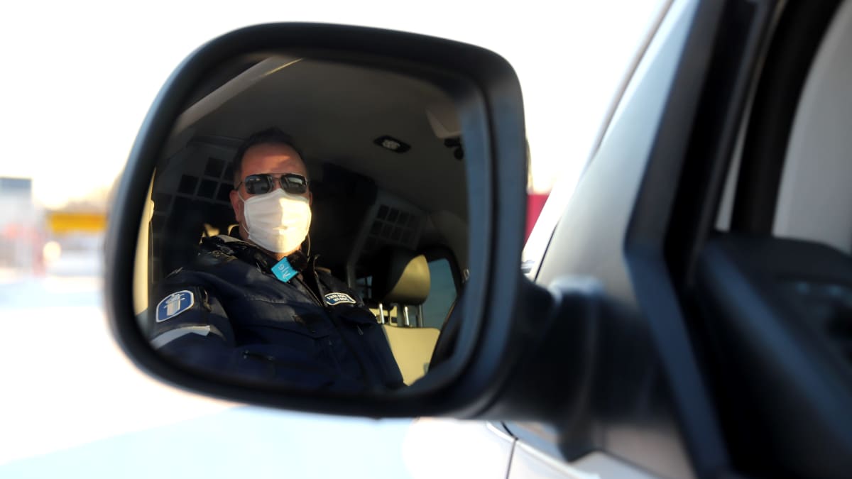 Ylikonstaapeli Matti Uotila poliisiautossa.